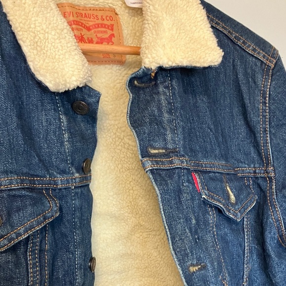 Levi's Dark Blue Denim Jacket with Cream Sherpa Collar and Lining - Picture 3 of 6